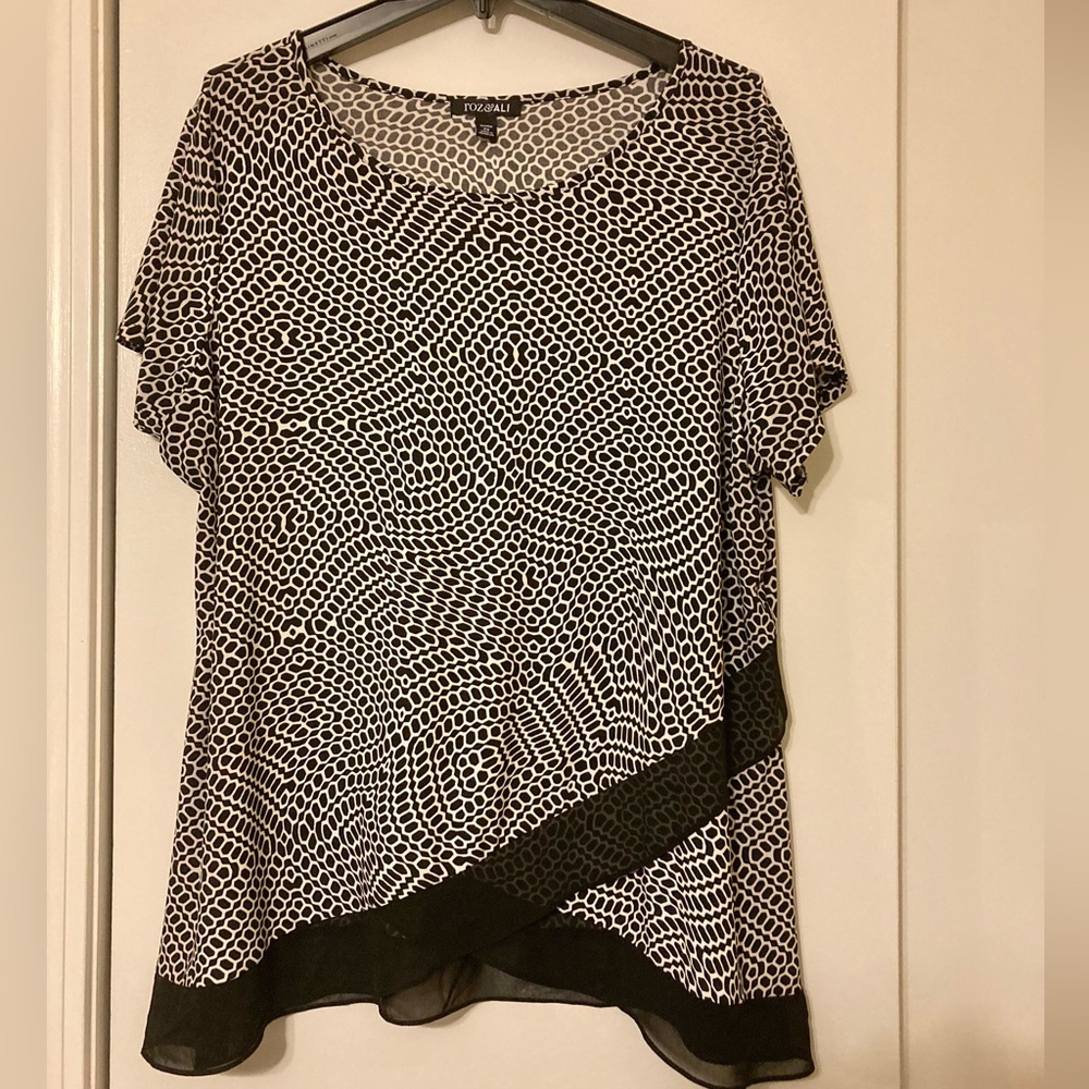 Roz & Ali Black and White Geometric Blouse